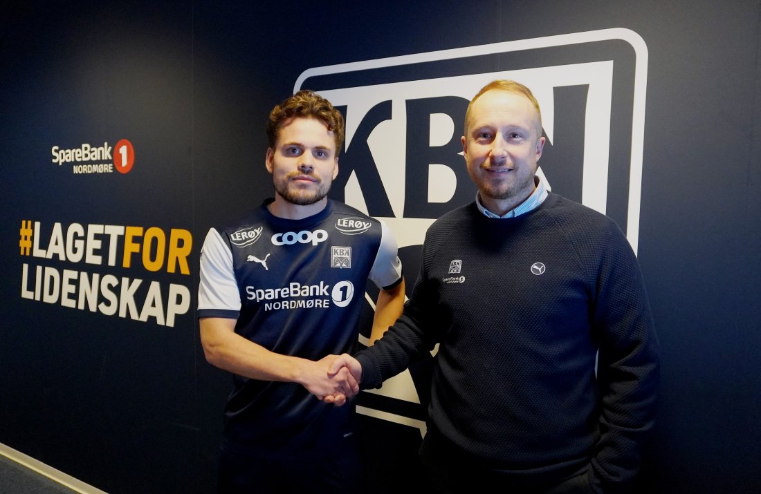 Leo Totev, leder for spillerlogistikk i KBK, ønsker Tobias Svendsen velkommen til klubben.