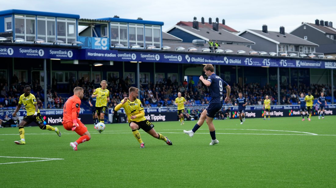 Sander Kilen setter inn 1-0 for KBK. Foto: Terje Stamnes