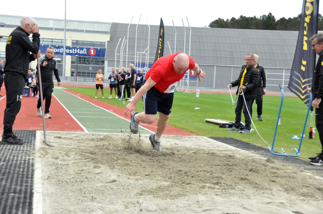 Tom Erik Jensen med full innsats i lengdehopp.