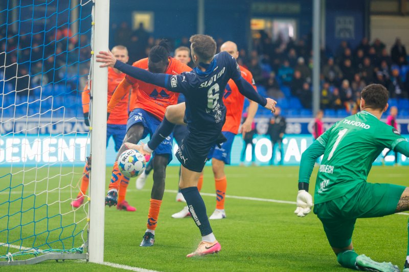 Kristiansund 20261017. Kristiansunds Jesper Isaksen og Aalesunds Mbacke Diop under eliteseriekampen i fotball mellom Kristiansund og Aalesund på Nordmøre Stadion.Foto: Svein Ove Ekornesvåg / NTB