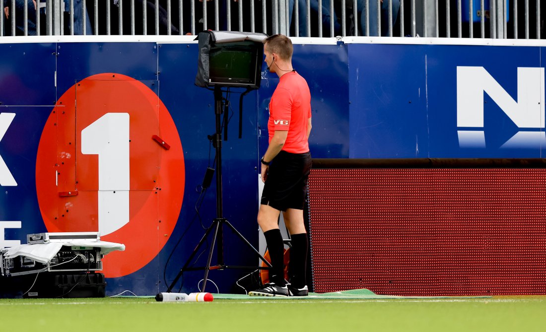 Dommer Kristoffer Hagenes sjekker VAR og annullerte Ruben Altes scoring i første omgang. Foto: NTB