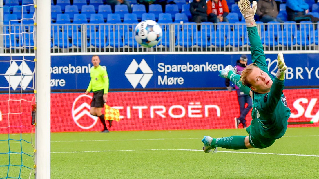 Haugesund-keeper Einar Fauskanger klarte ikke å nå bort til skuddet fra Rezan Corlu. Foto: NTB