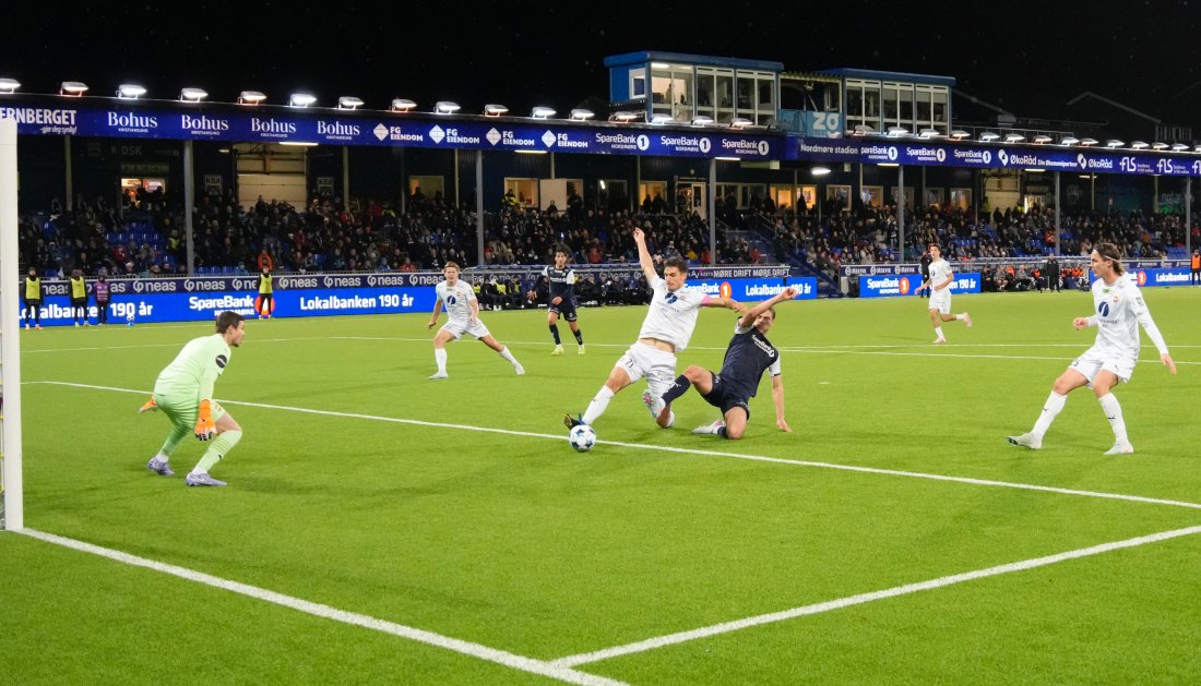 Bortelaget satte selv inn KBKs andre scoring etter at Leander Næss Alvheim presset Godset-forsvaret. Foto: Terje Stamnes