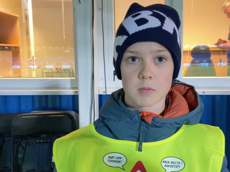 Oliver Rønningen var ballhenter da KBK spilte mot Tromsø i helga, og han raske reaksjon var avgjørende. (Skjermbilde fra video av Arne Flatin, NRK Møre og Romsdal)